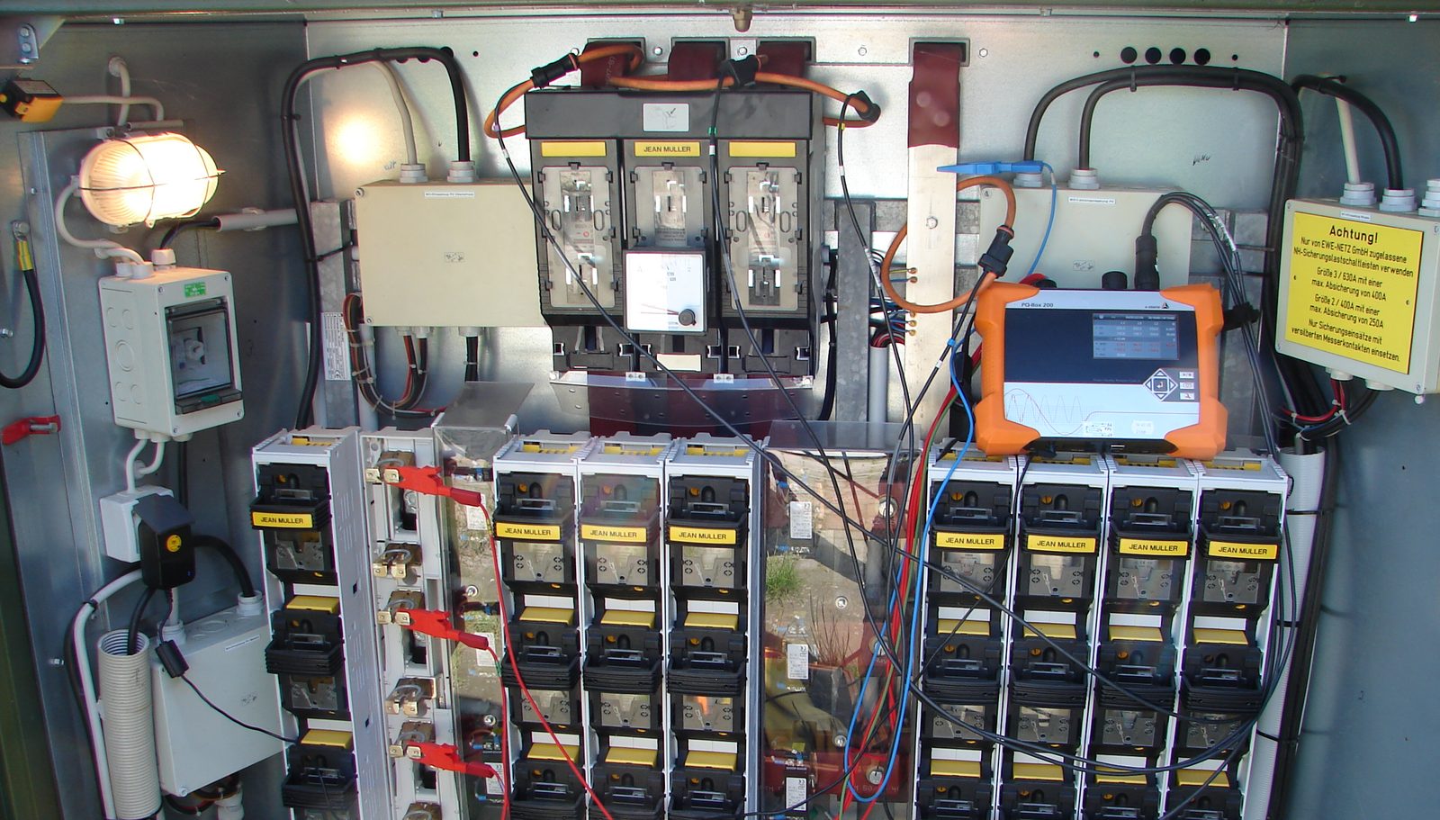 Netzanalysator PQ-Box 200 von A. Eberle im Niederspannungsverteiler während einer Messung im laufenden Betrieb